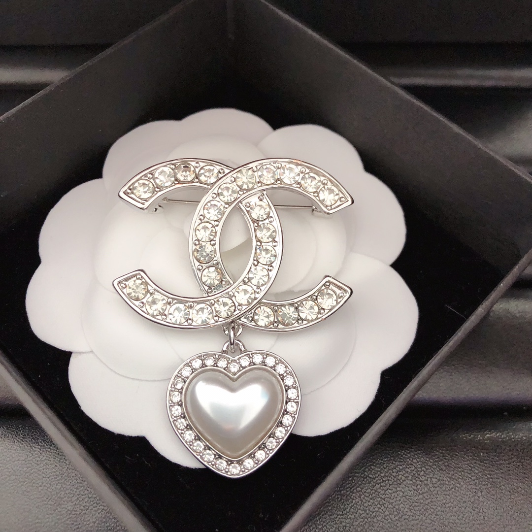 Chanel heart brooch 114878