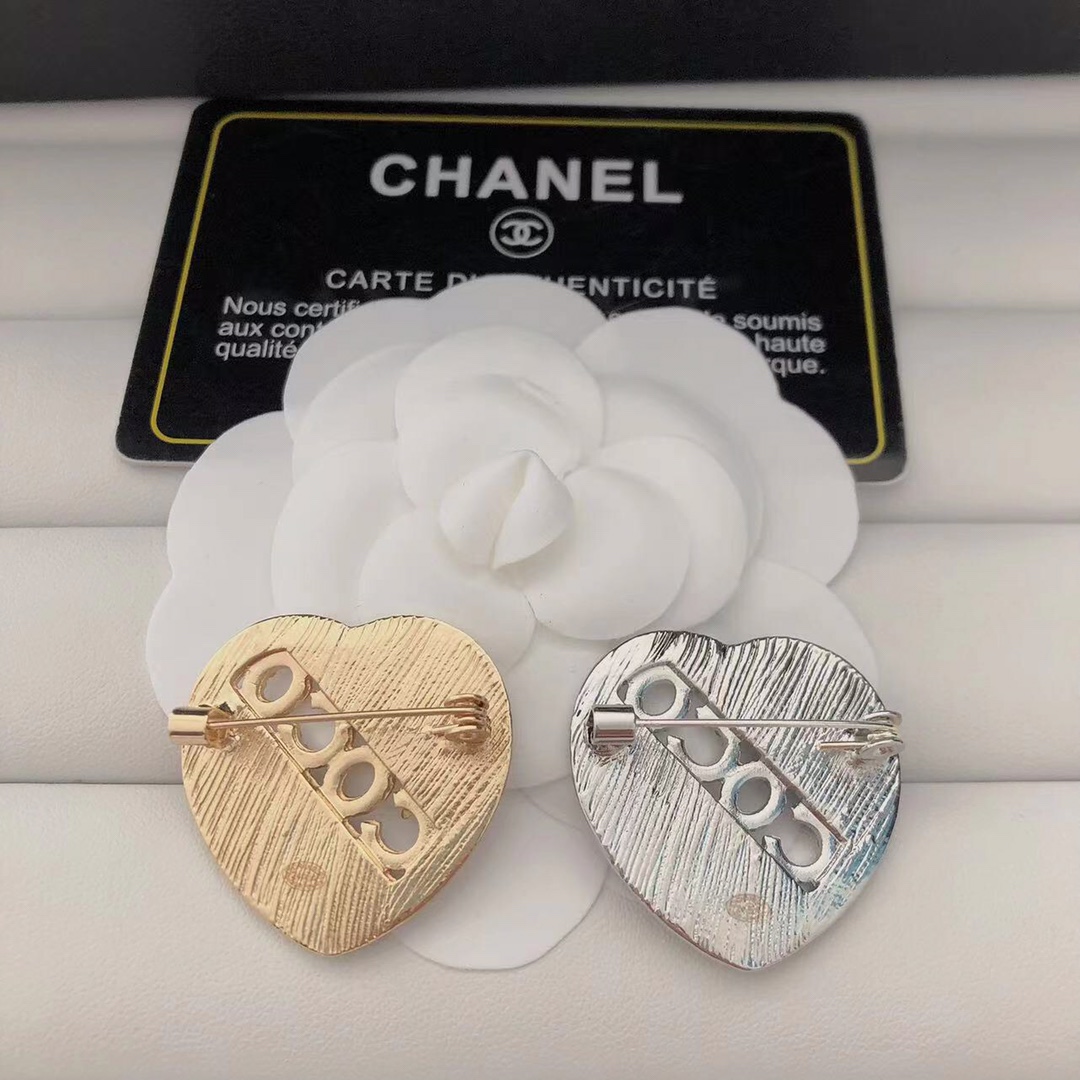 Chanel heart brooch 114877