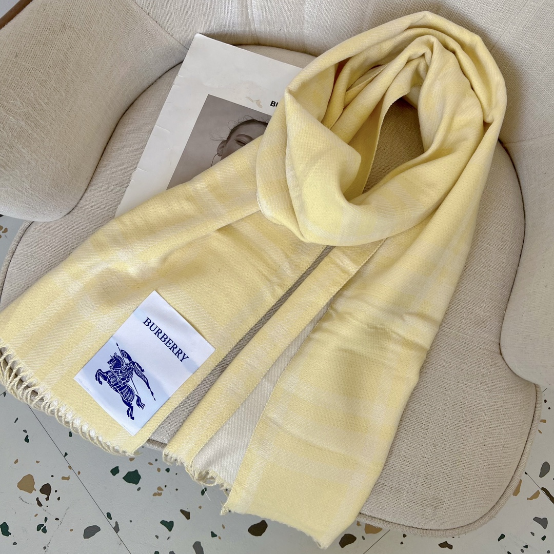 Burberry Long wool scarf