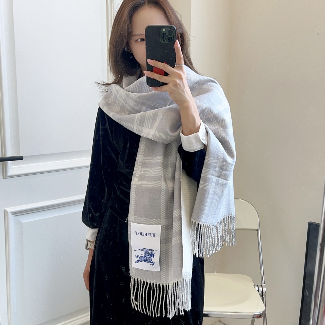 Burberry Long wool scarf