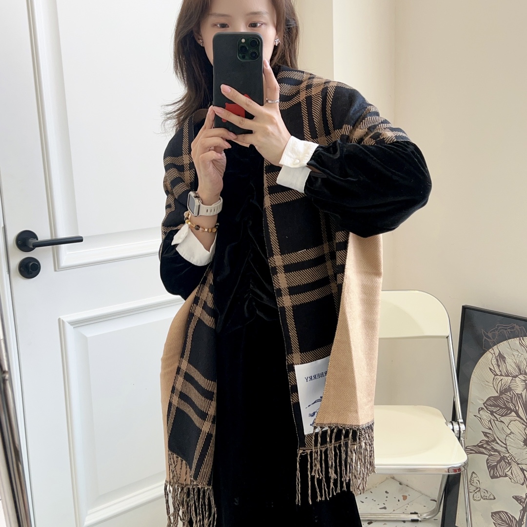 Burberry Long wool scarf