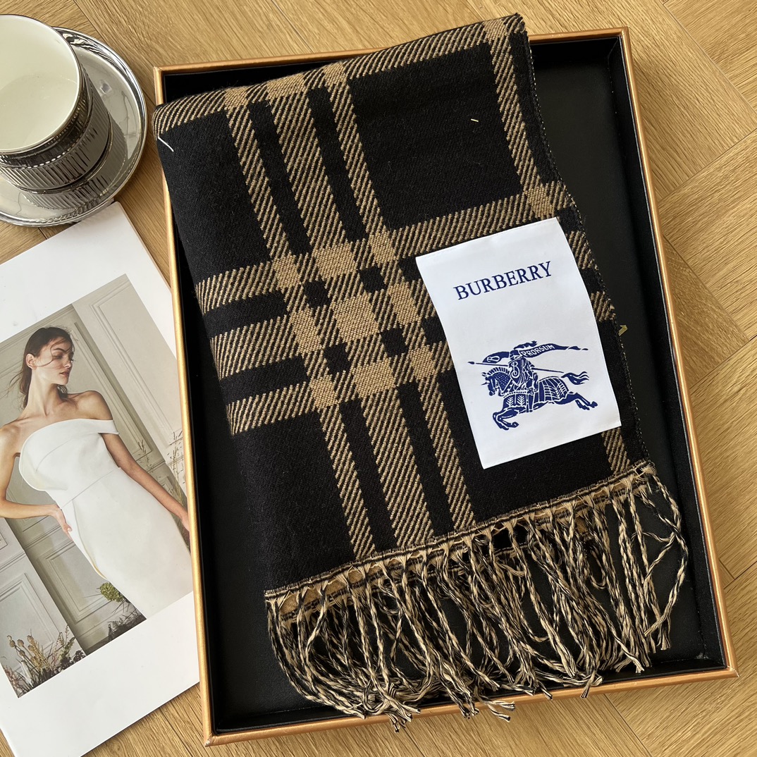 Burberry Long wool scarf