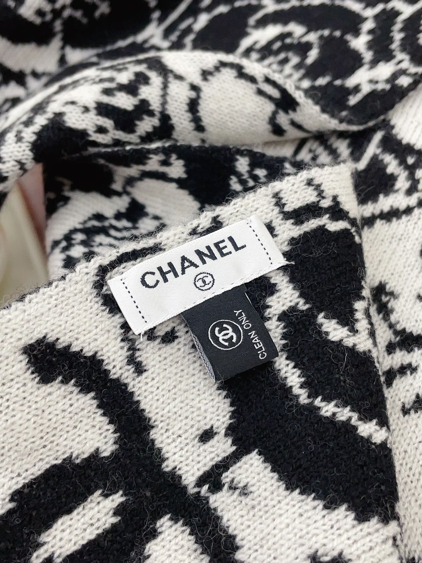 Chanel wool wave scarf