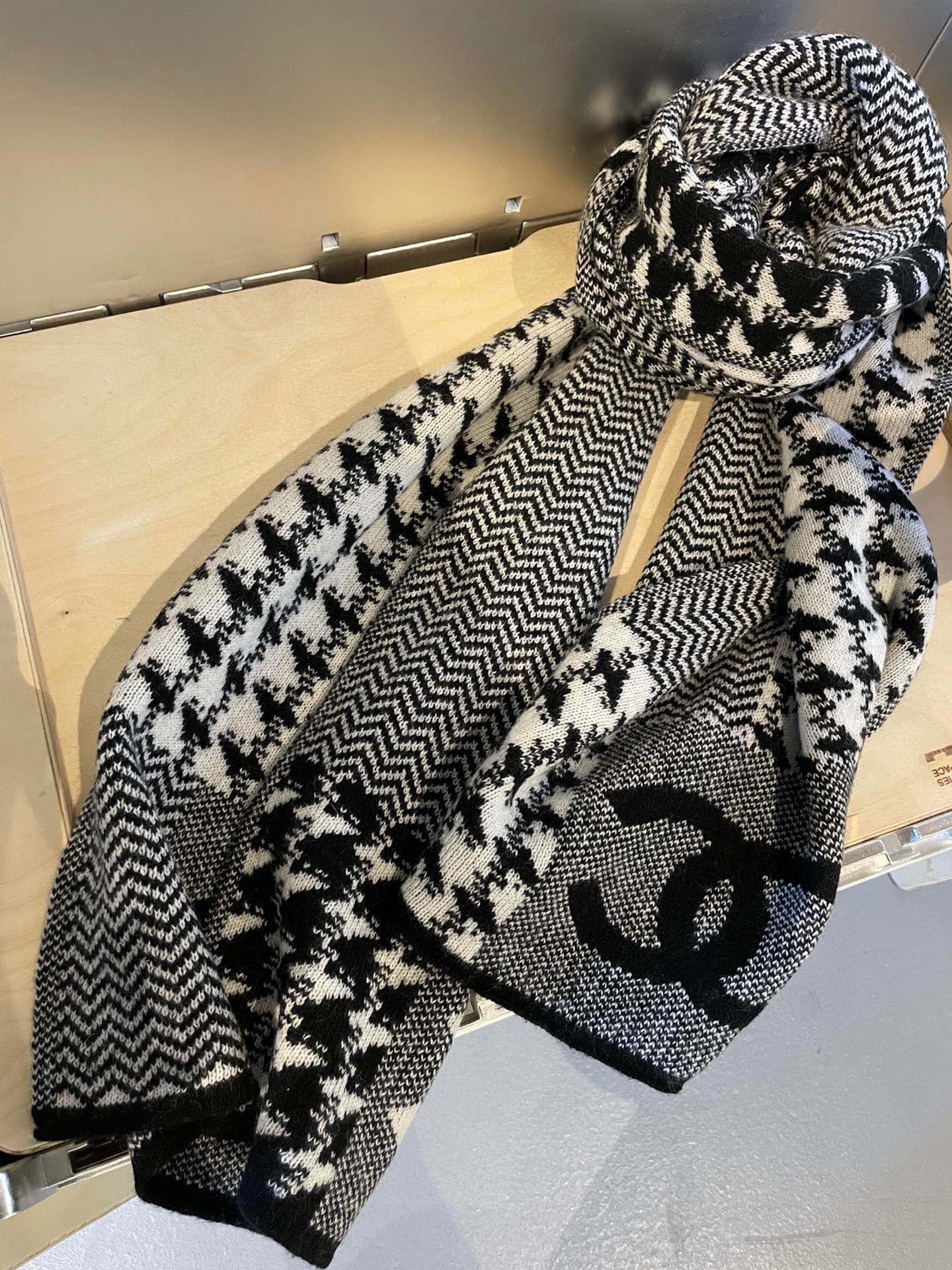 Chanel wool wave scarf