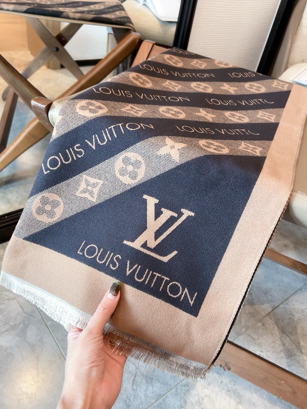 LV Long woof scarf