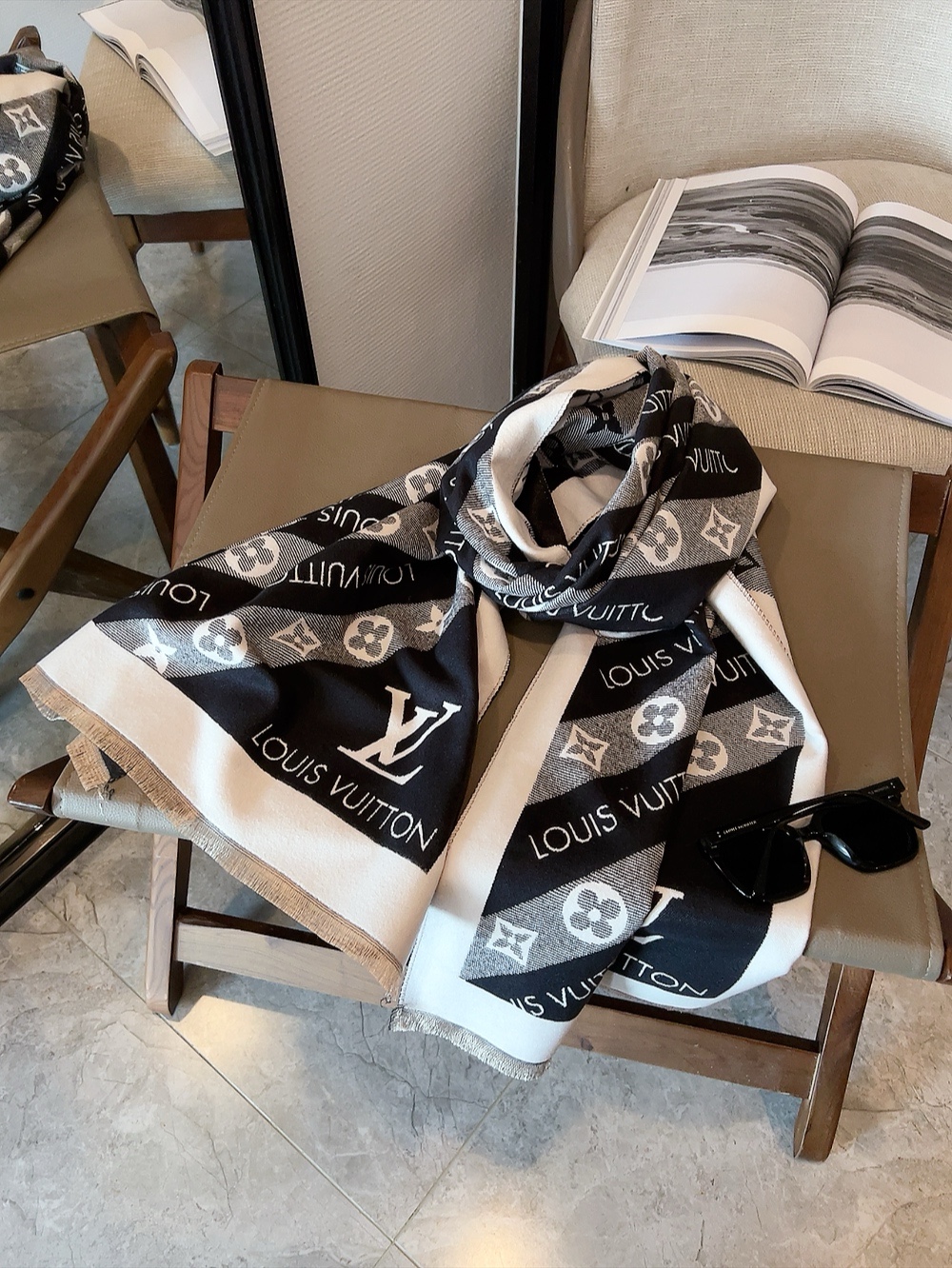 LV Long woof scarf