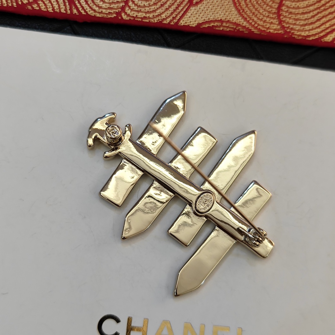 C377 Chanel brooch