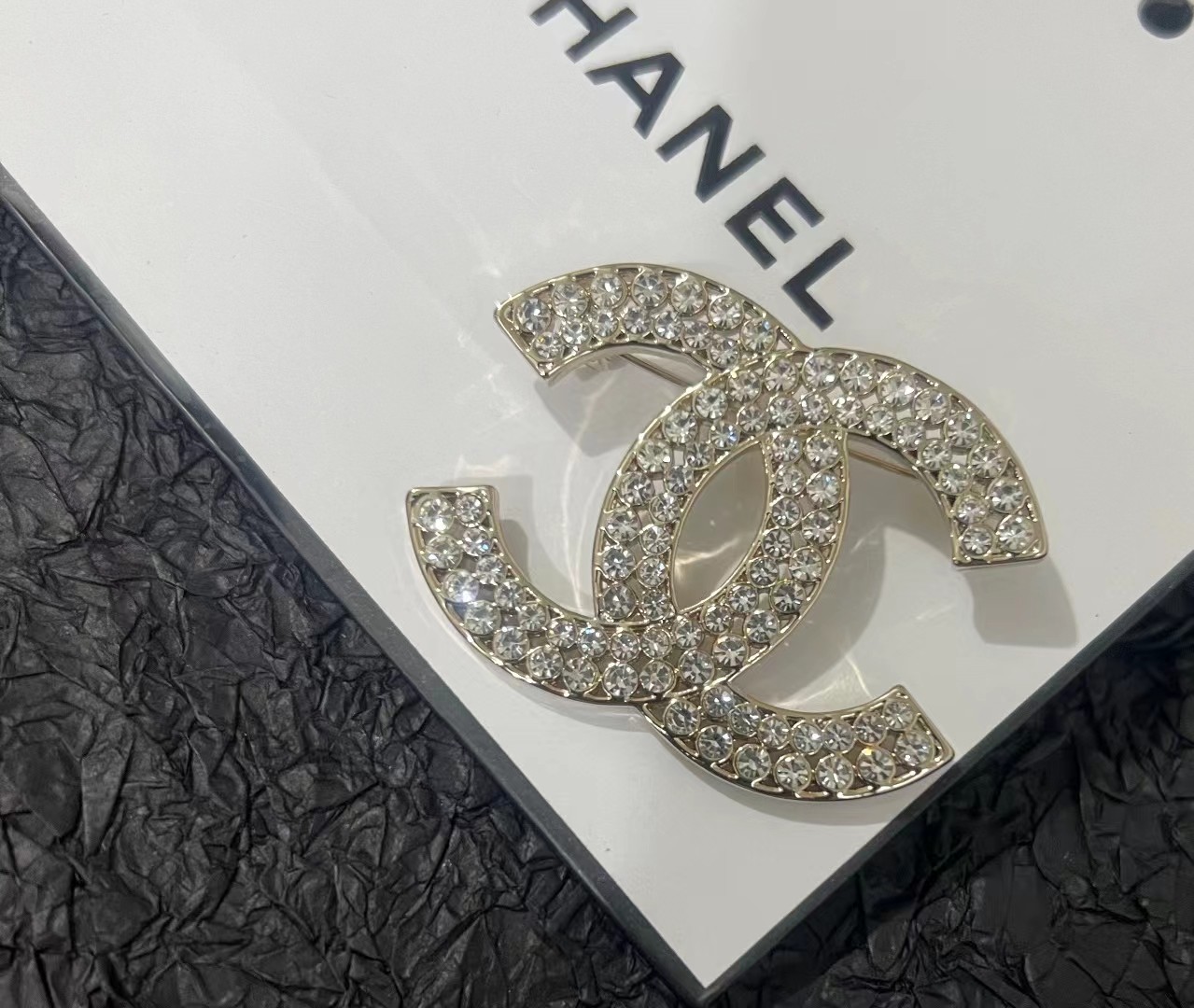 C397  Chanel brooch cc