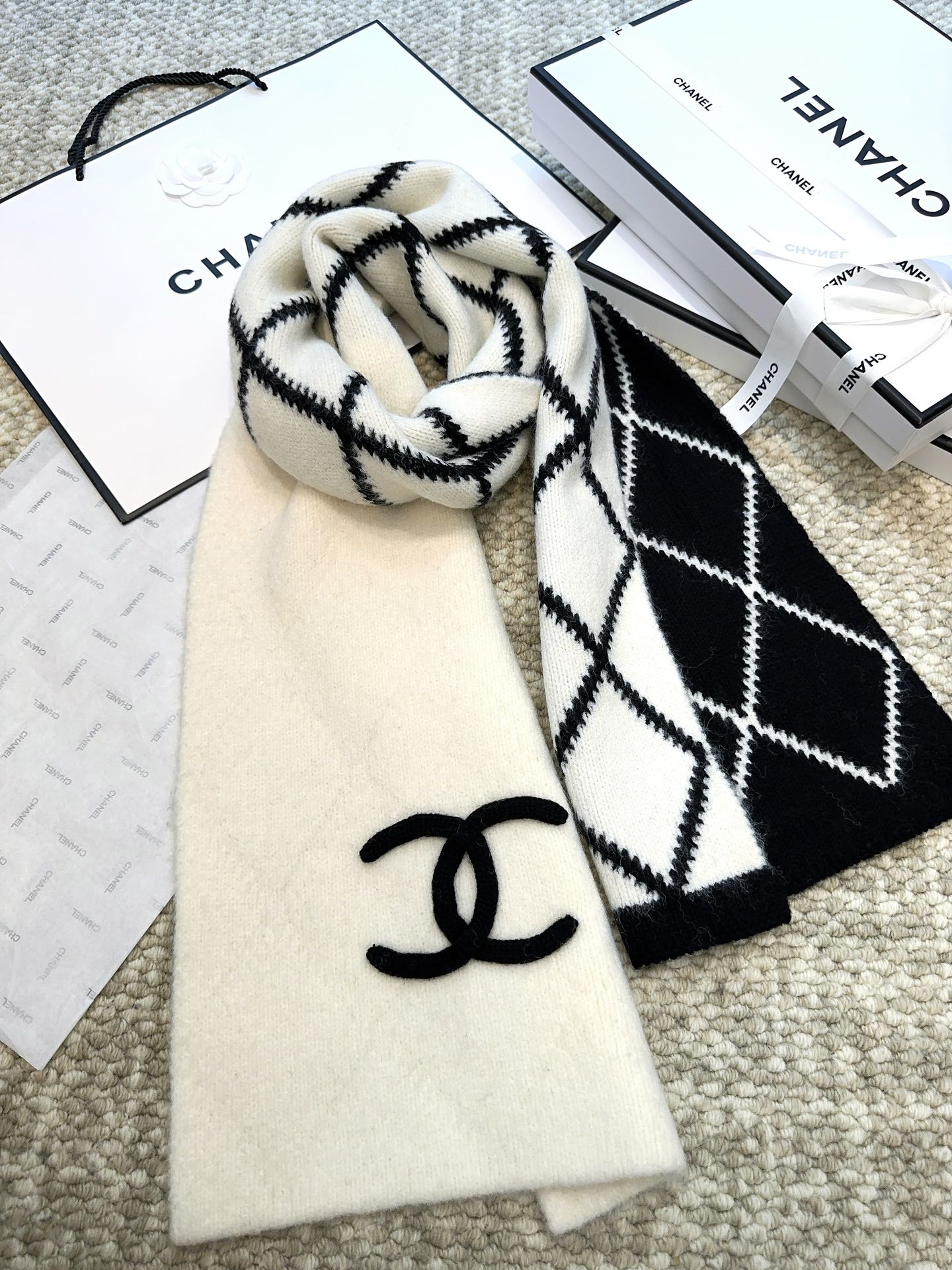 Chanel CC Long woof scarf 115469