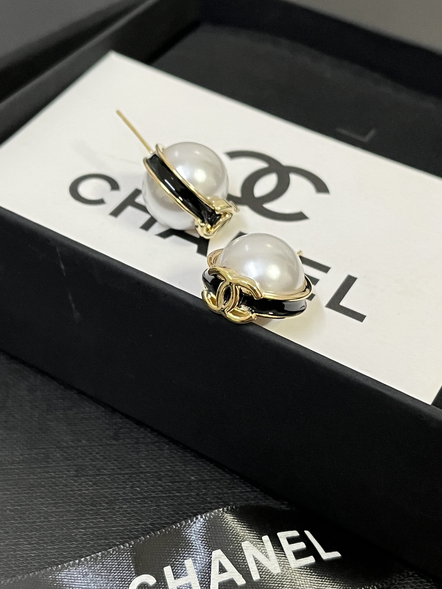 A1050 Chanel earrings