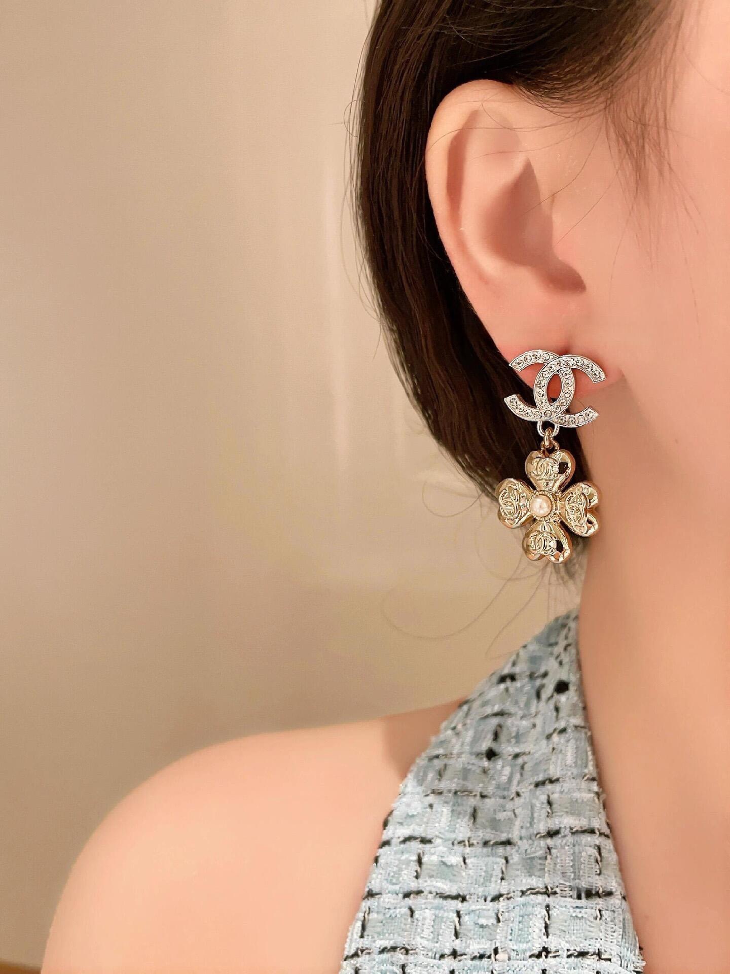 A1049 Chanel earrings