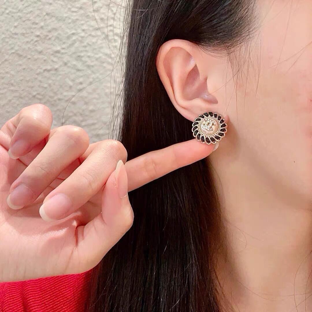 A1053 Chanel earrings