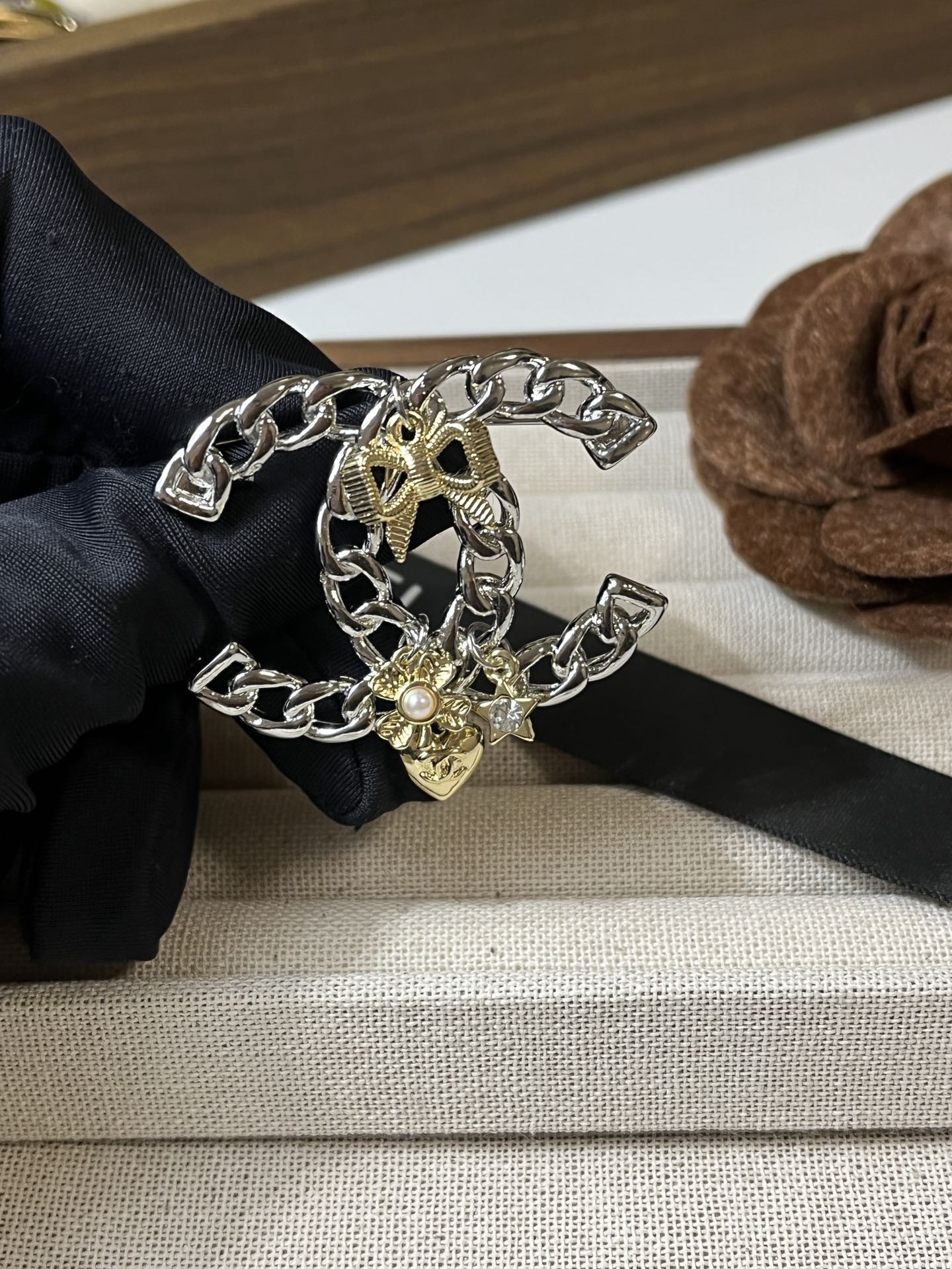 D173 Chanel brooch