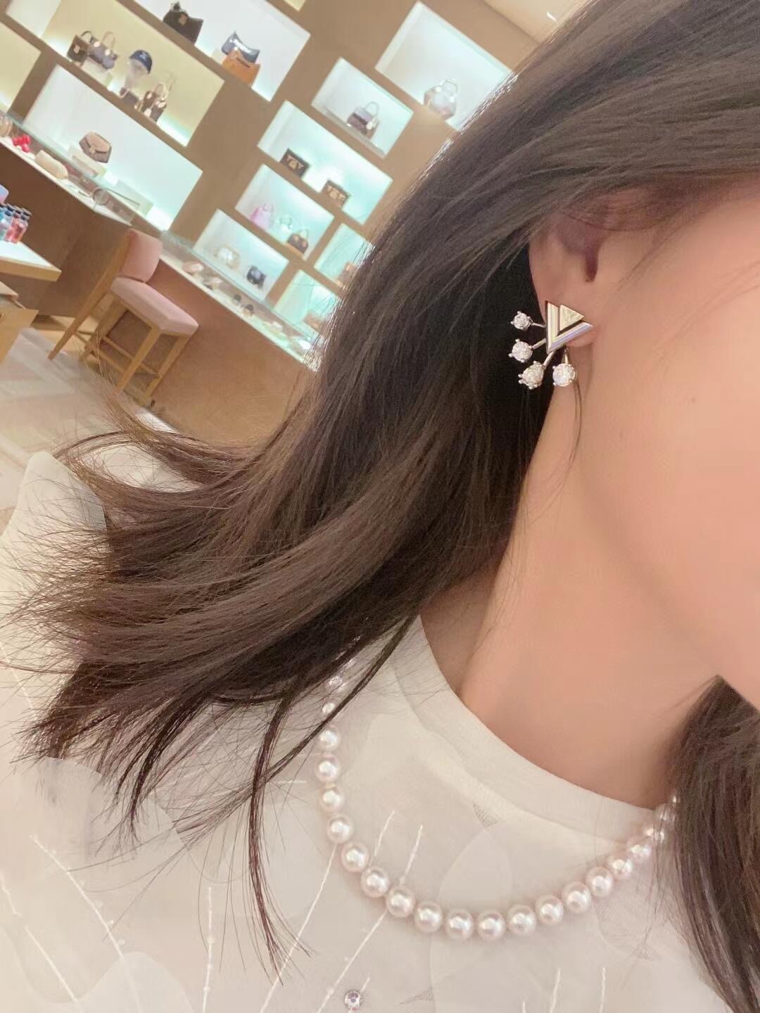 A1061 LV earrings