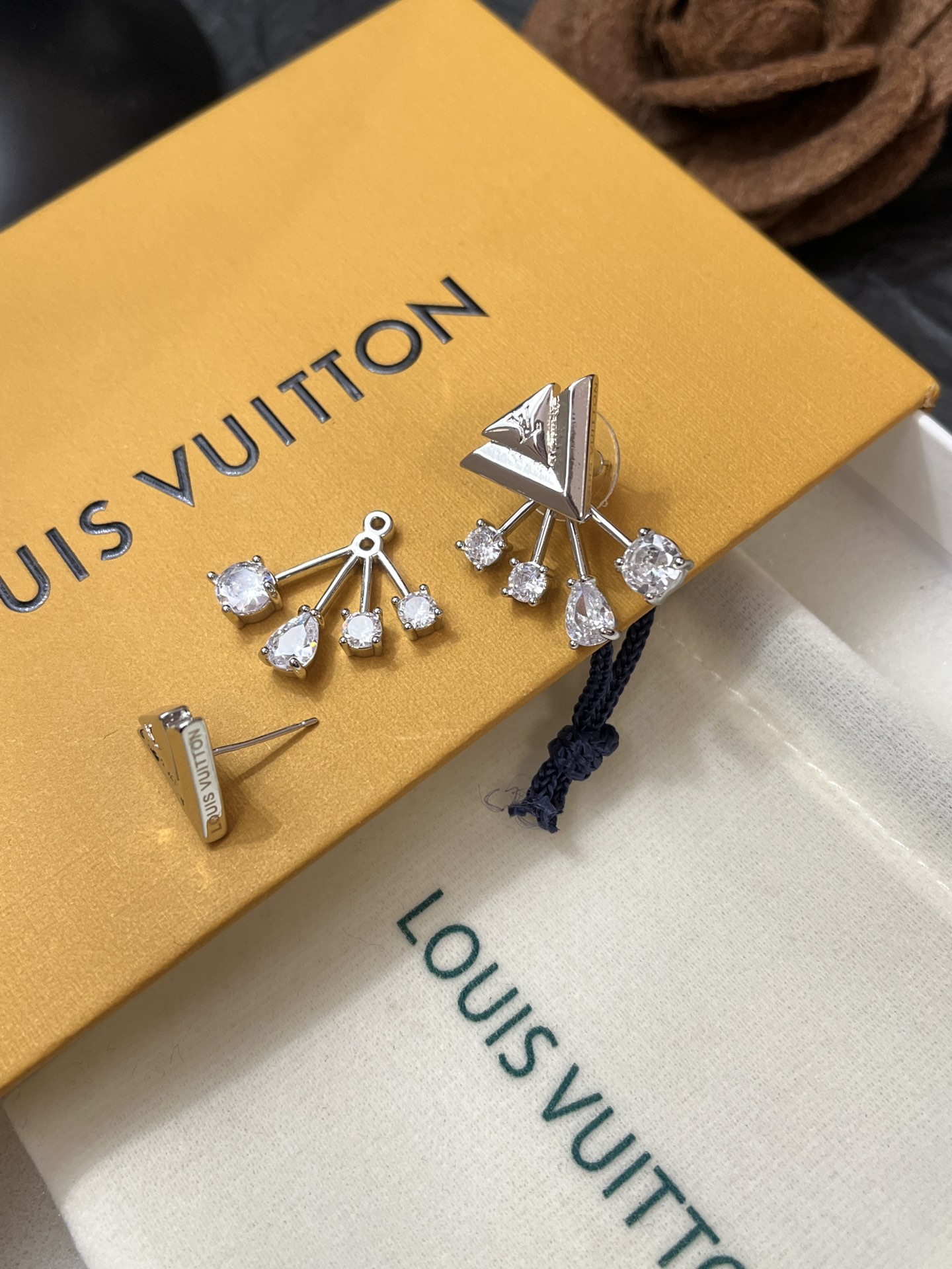 A1061 LV earrings