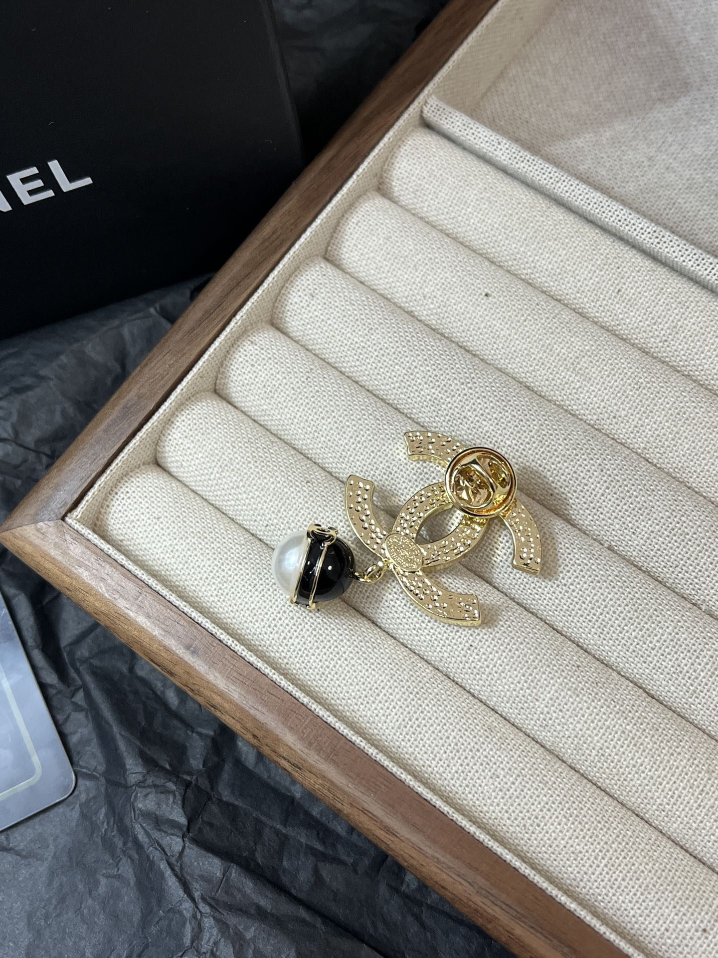 D175 Chanel brooch