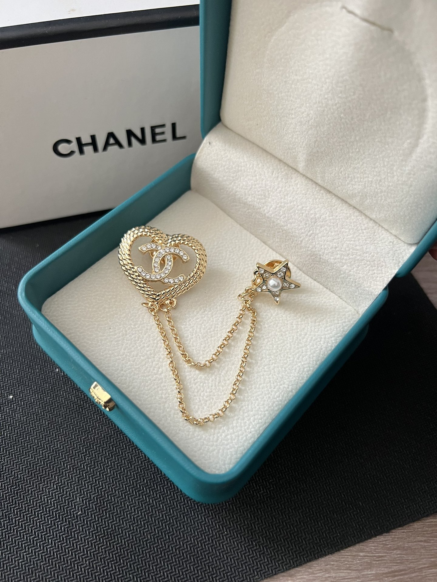 Chanel CC brooch 115575