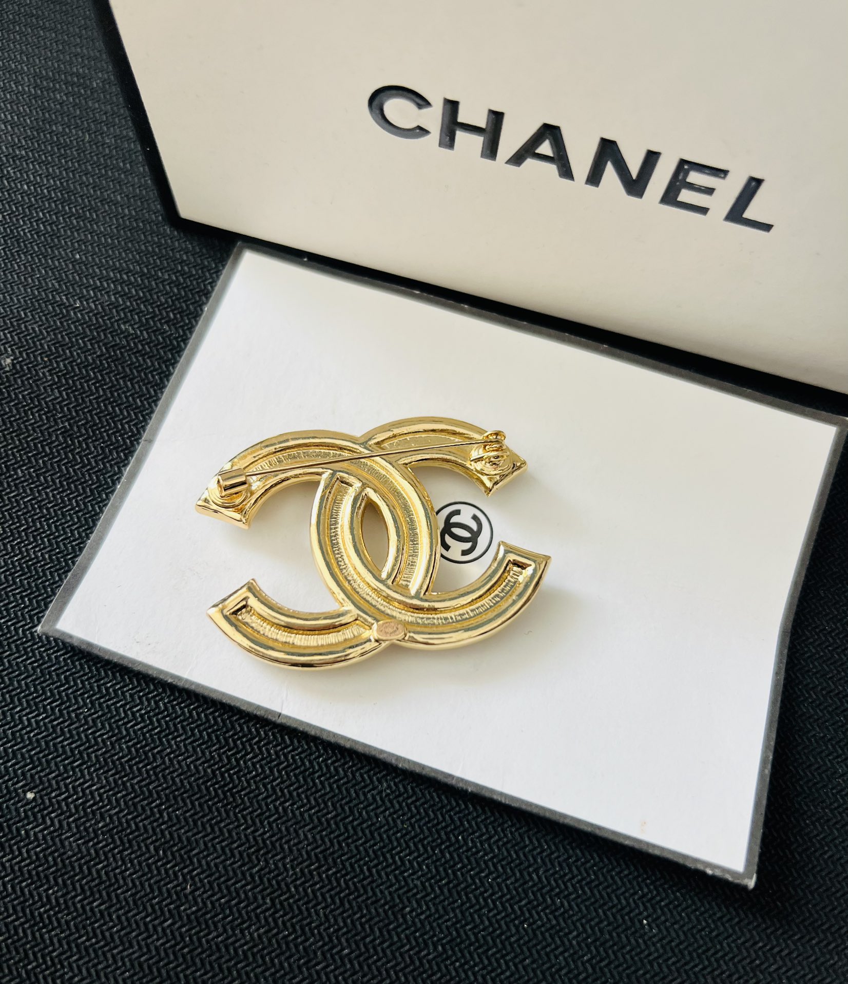 Chanel CC brooch 115576