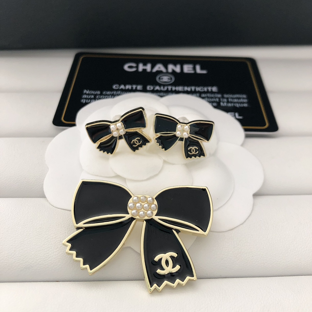 Chanel bowknot brooch or earrings