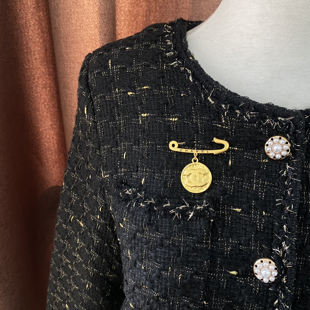 C475 Chanel vintage brooch