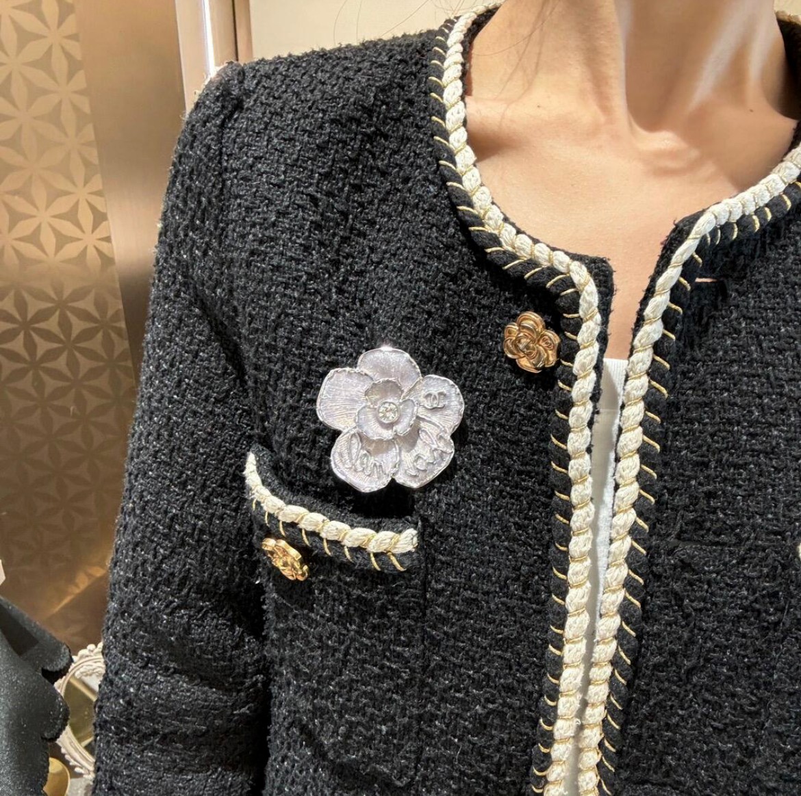 C133 Chanel camellia brooch