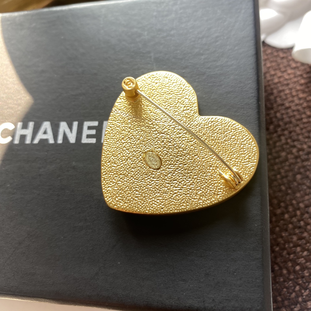 C445 Chanel enamel heart brooch