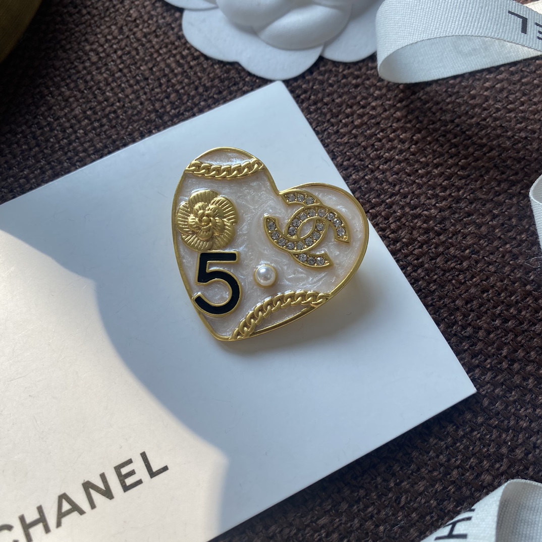 C445 Chanel enamel heart brooch