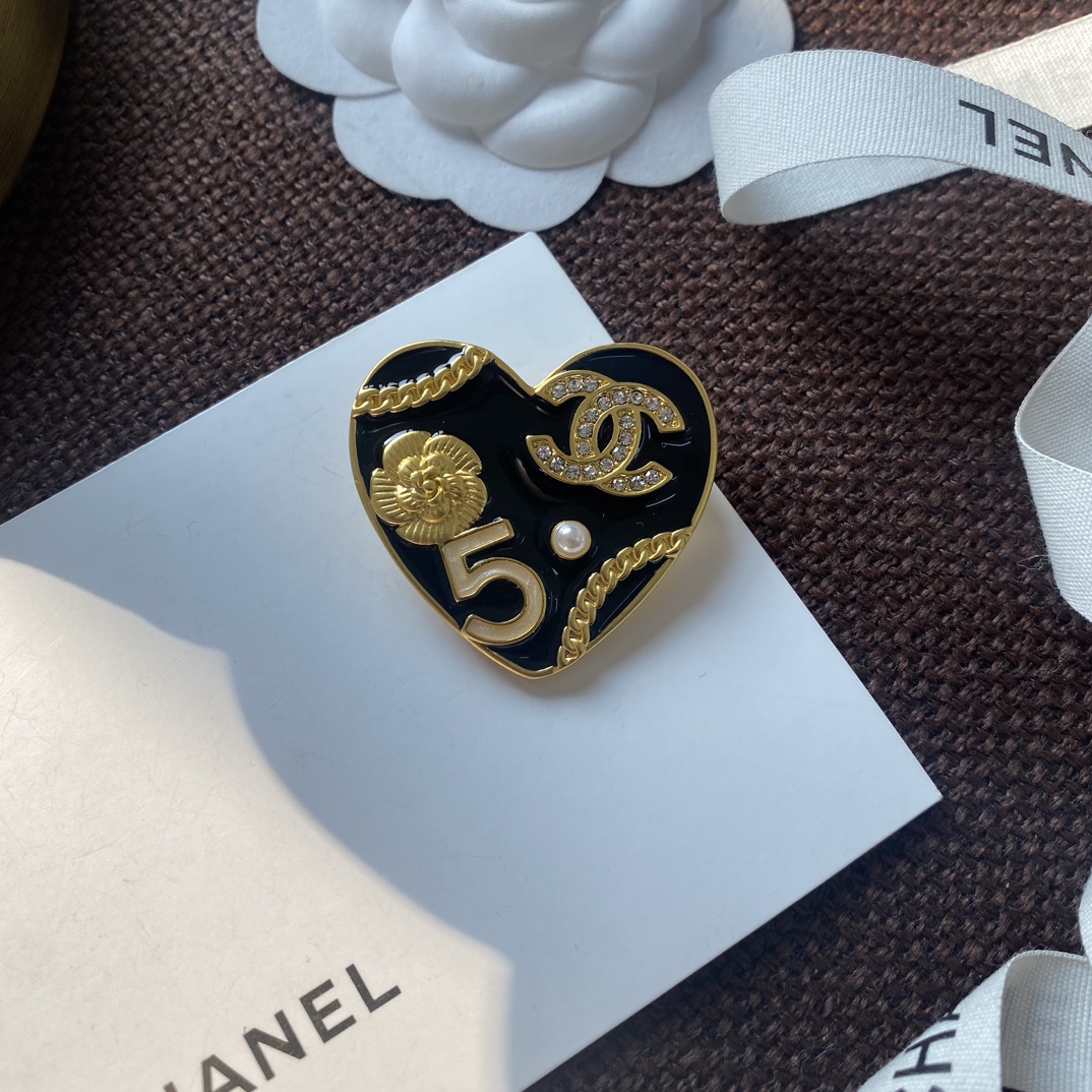 C445 Chanel enamel heart brooch