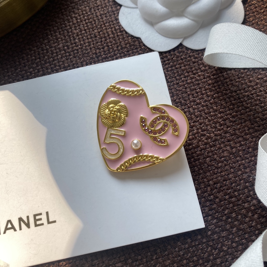 C445 Chanel enamel heart brooch