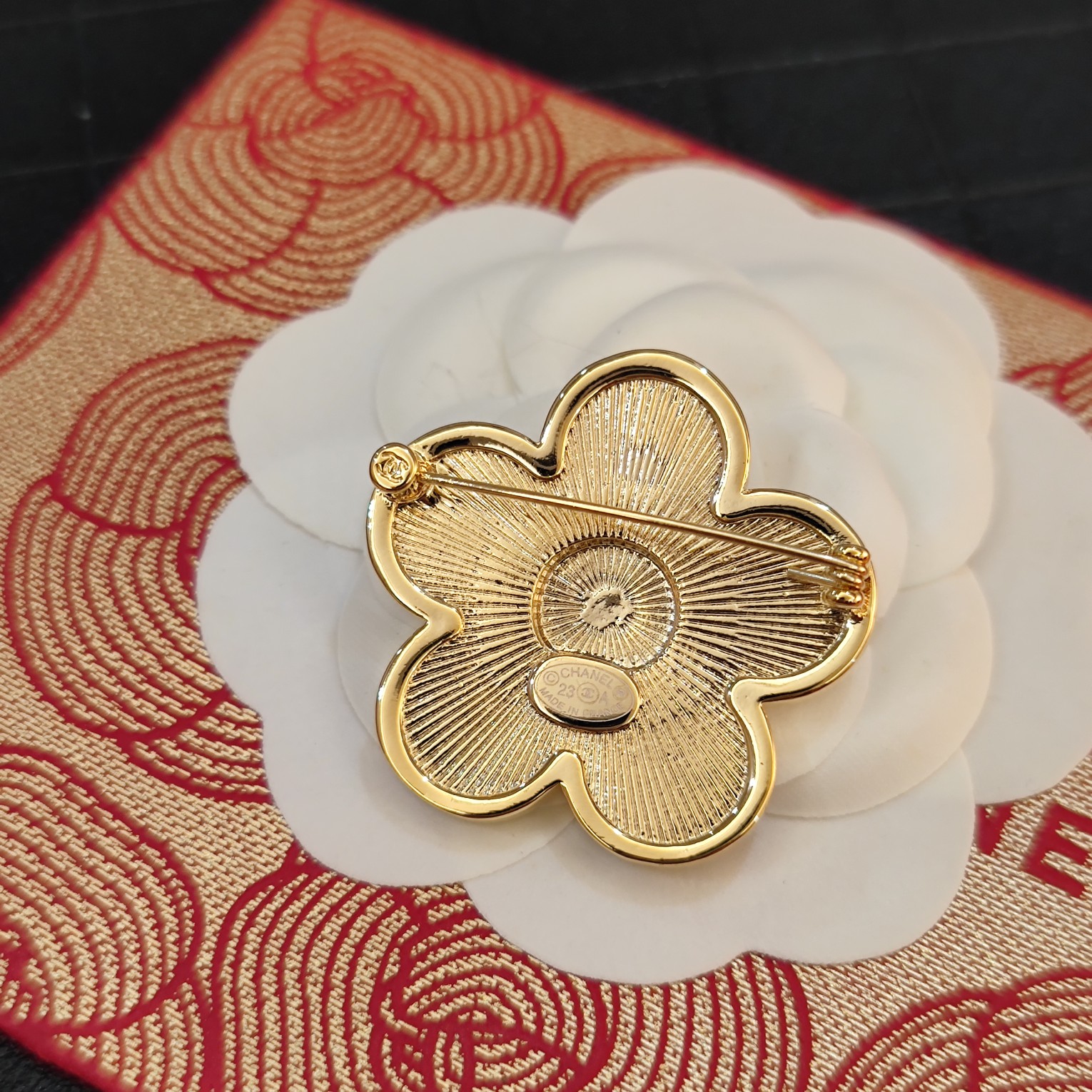 C420 Chanel brooch