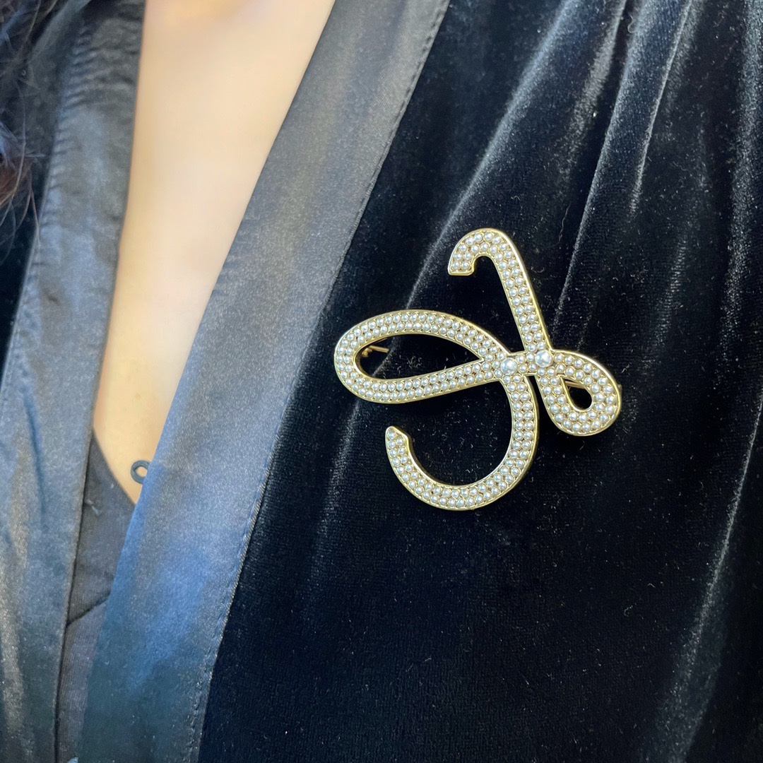 C367  LOEWE pearls Brooch