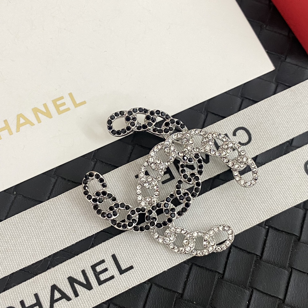 C293 Chanel cc brooch