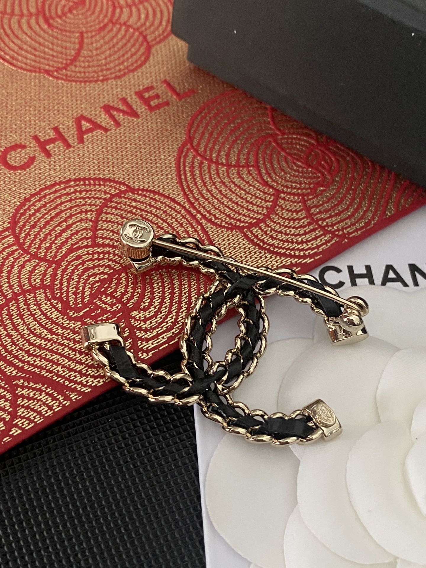 C276 Chanel CC Brooch