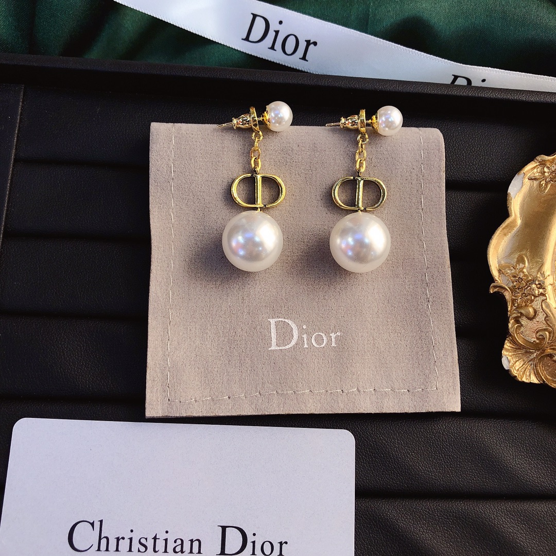 A314 Dior pearls earrings