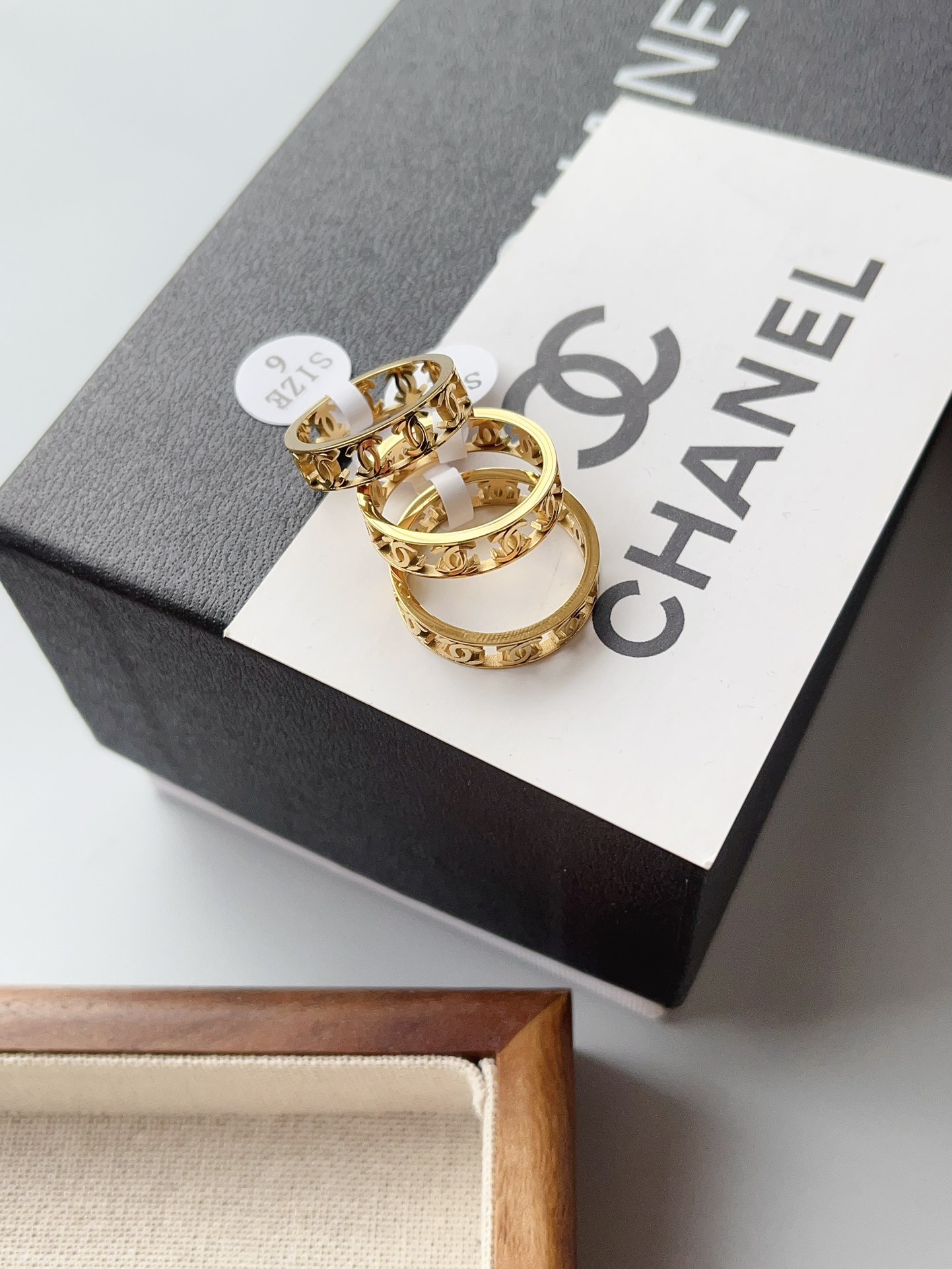 J110 Chanel hollow CC ring