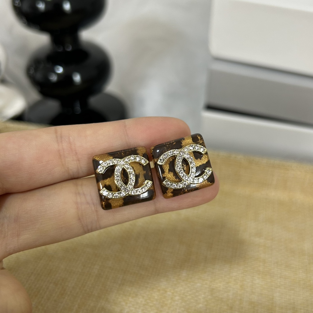 z181 Chanel square earrings