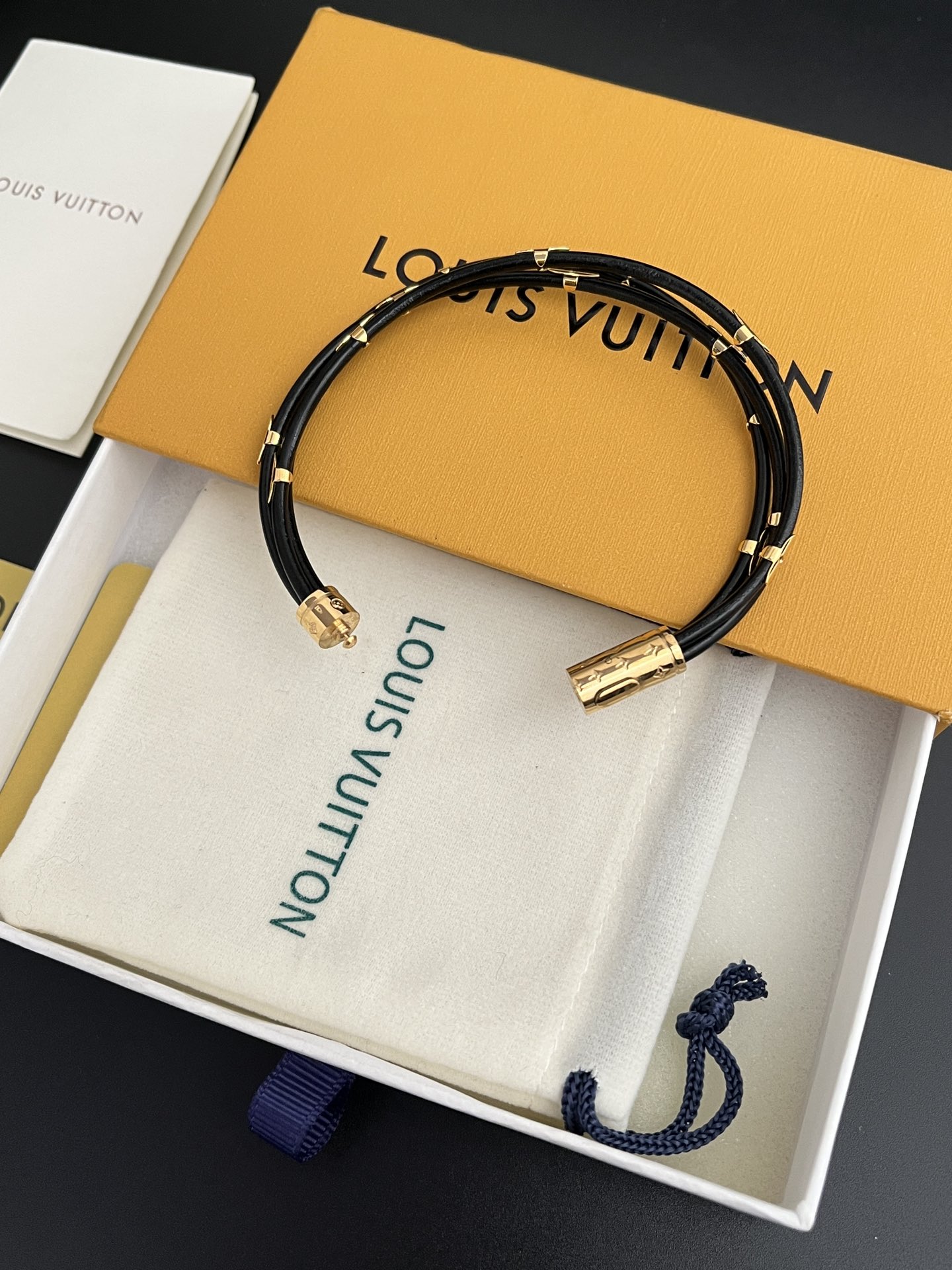 L183 LV Leather bracelet