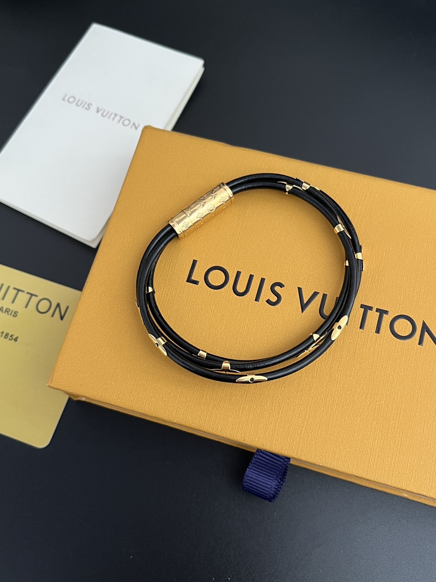 L183 LV Leather bracelet