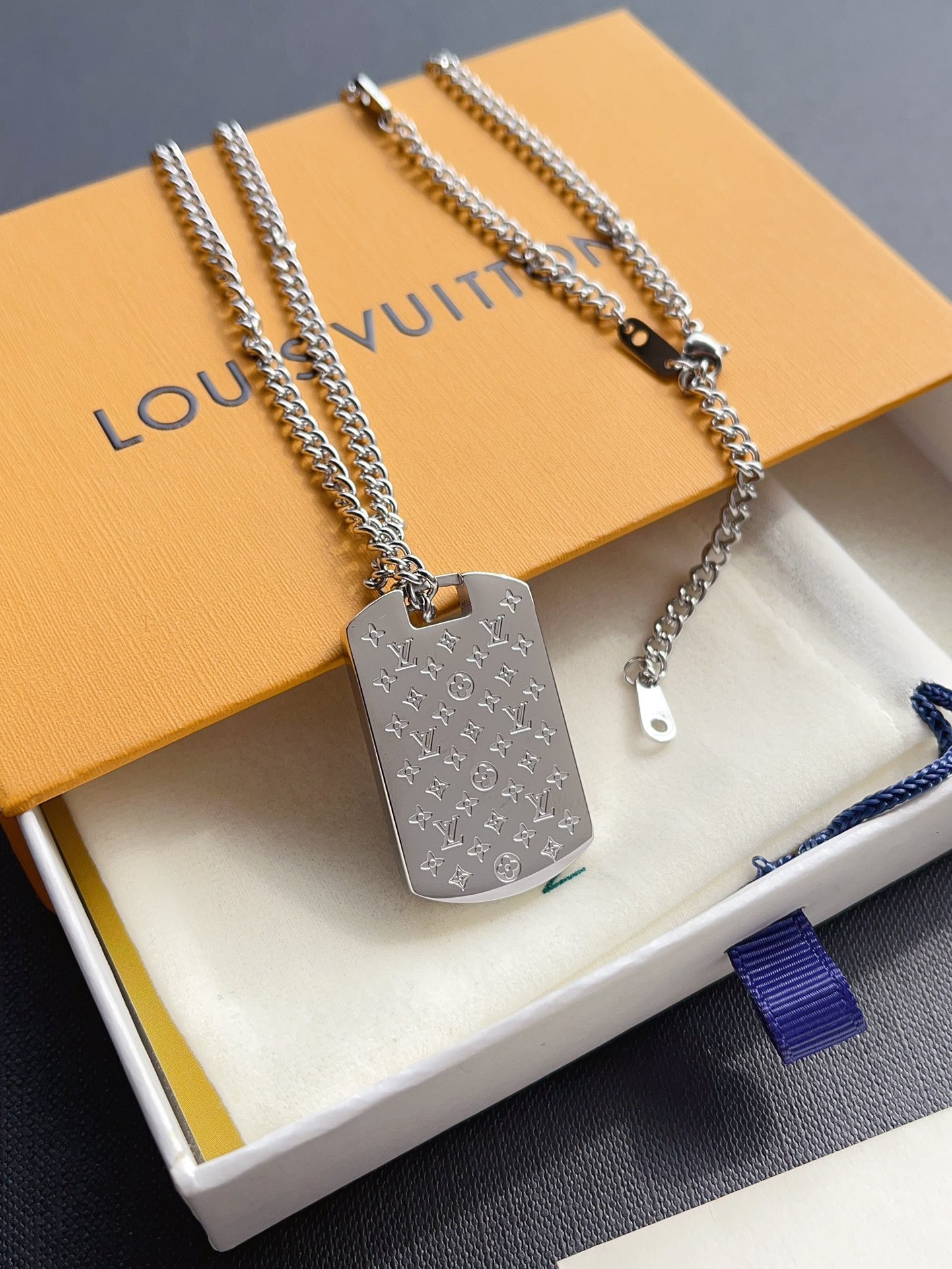 X643 LV Long necklace