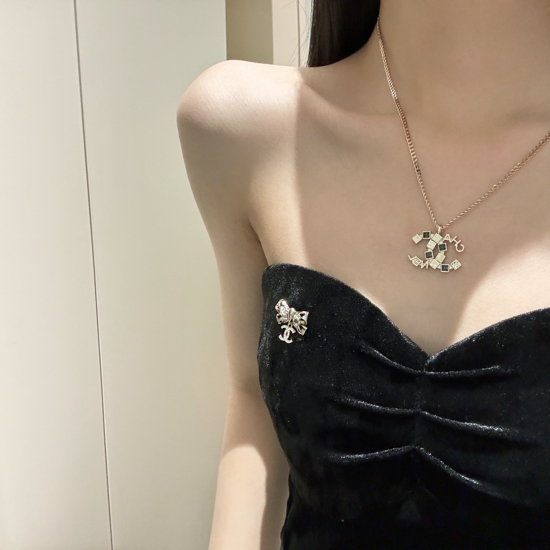 D168  Chanel bow brooch