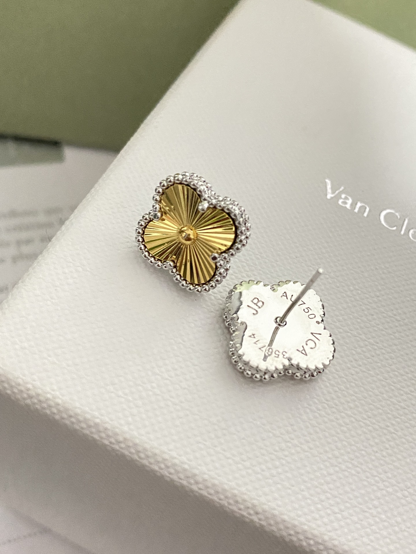 A852 VCA Vancleef earrings