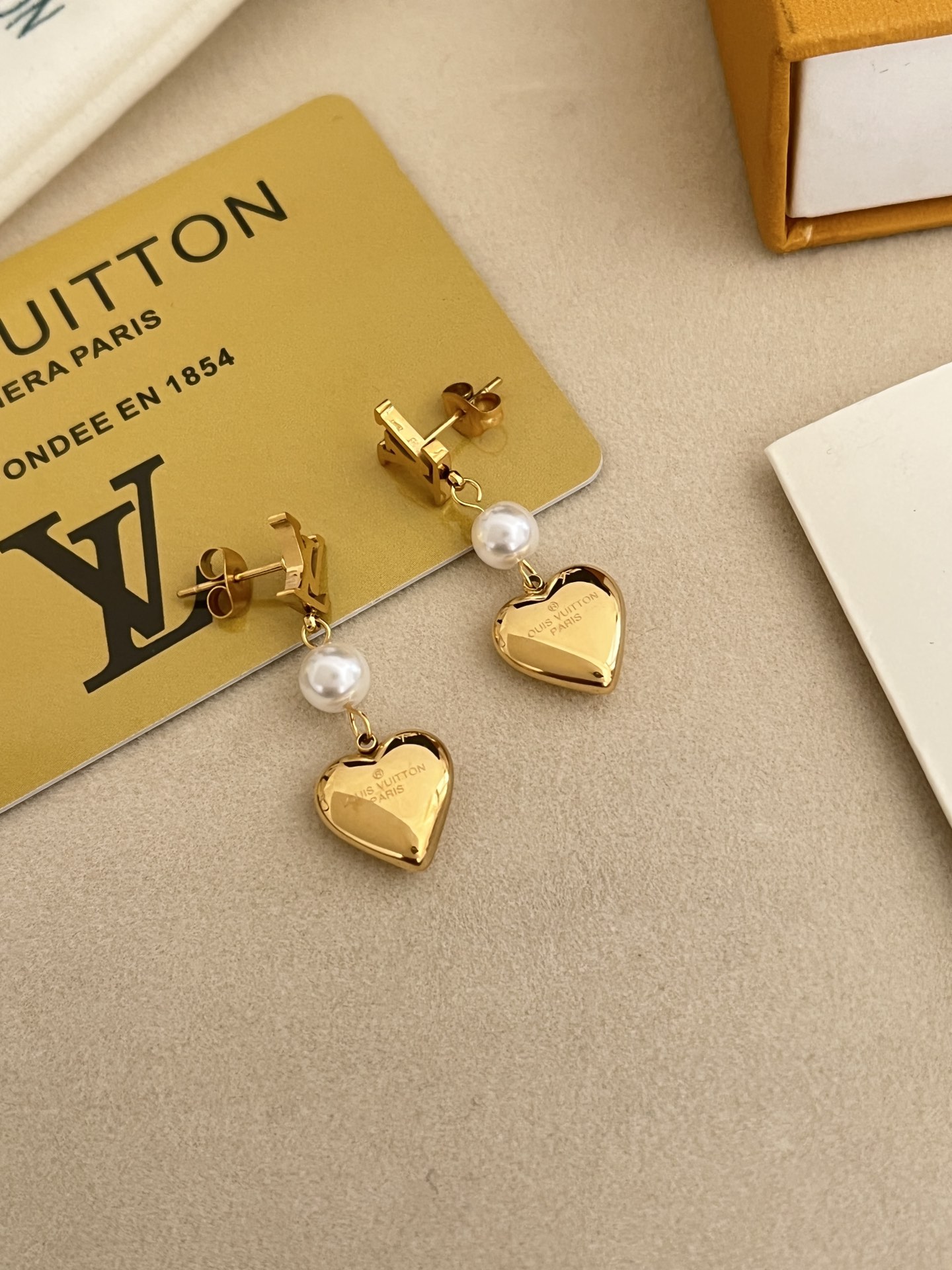 A1058 LV pearls heart earrings