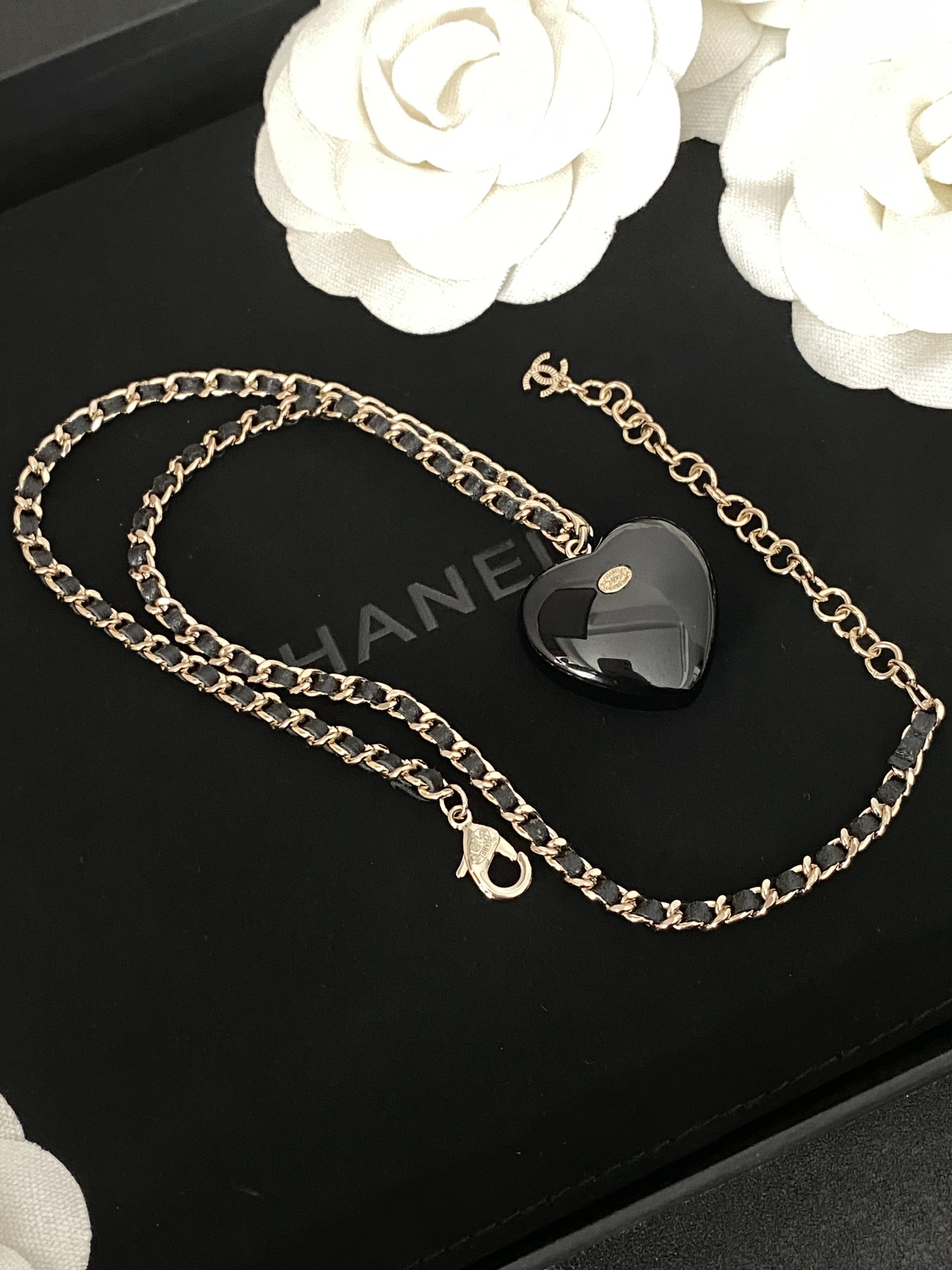 B932 Chanel heart necklace