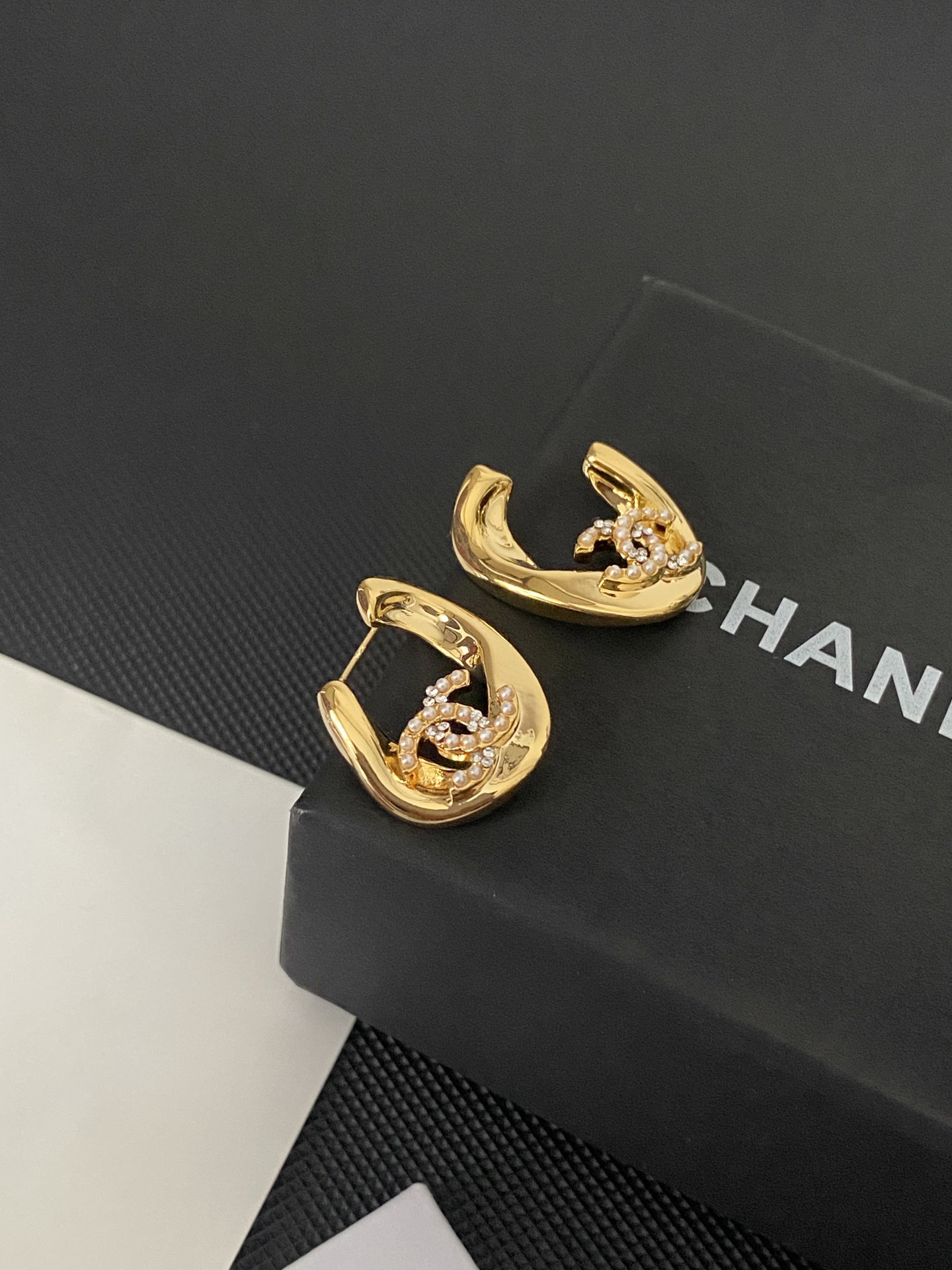 A1828 Chanel earrings