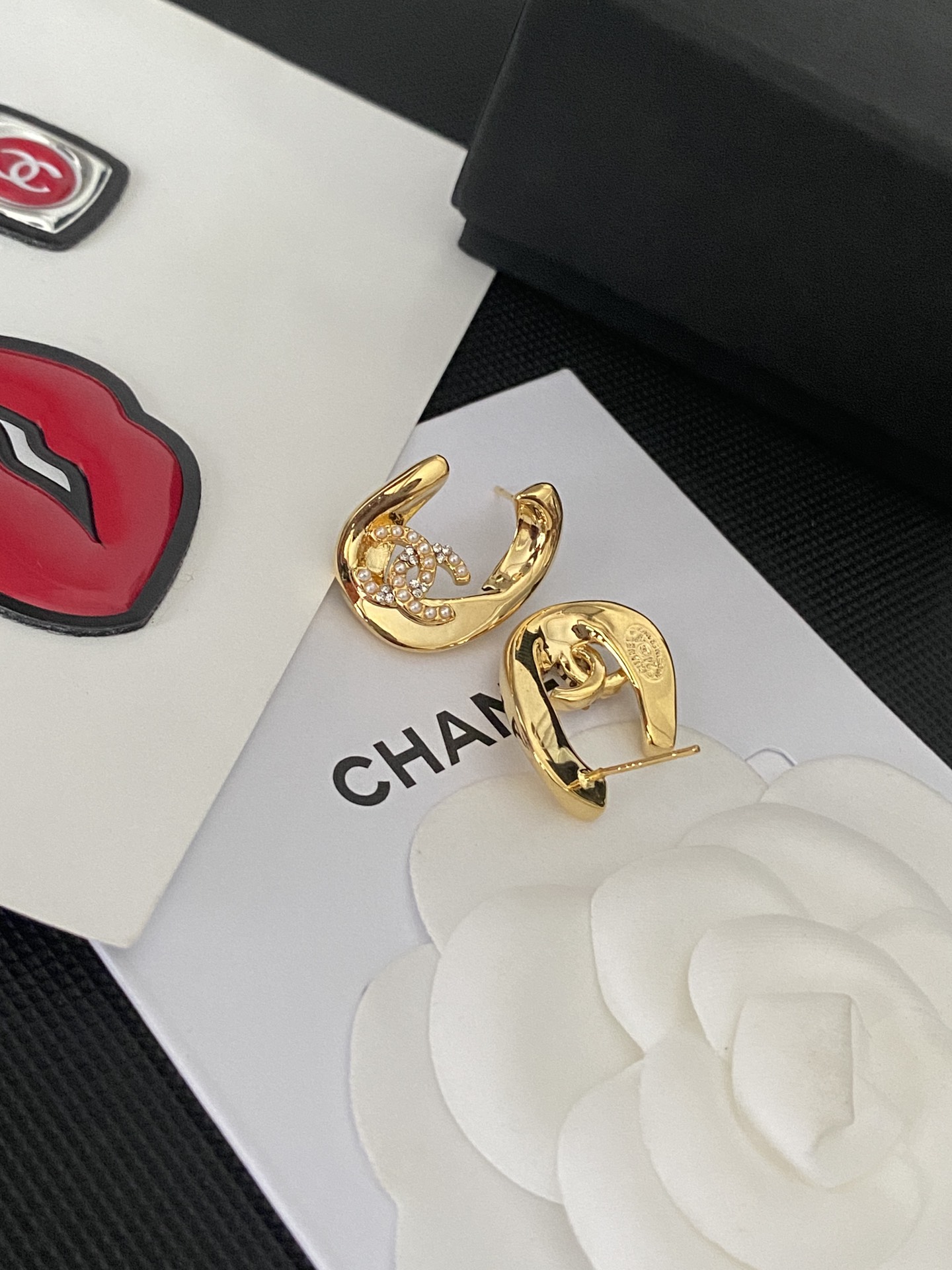 A1828 Chanel earrings