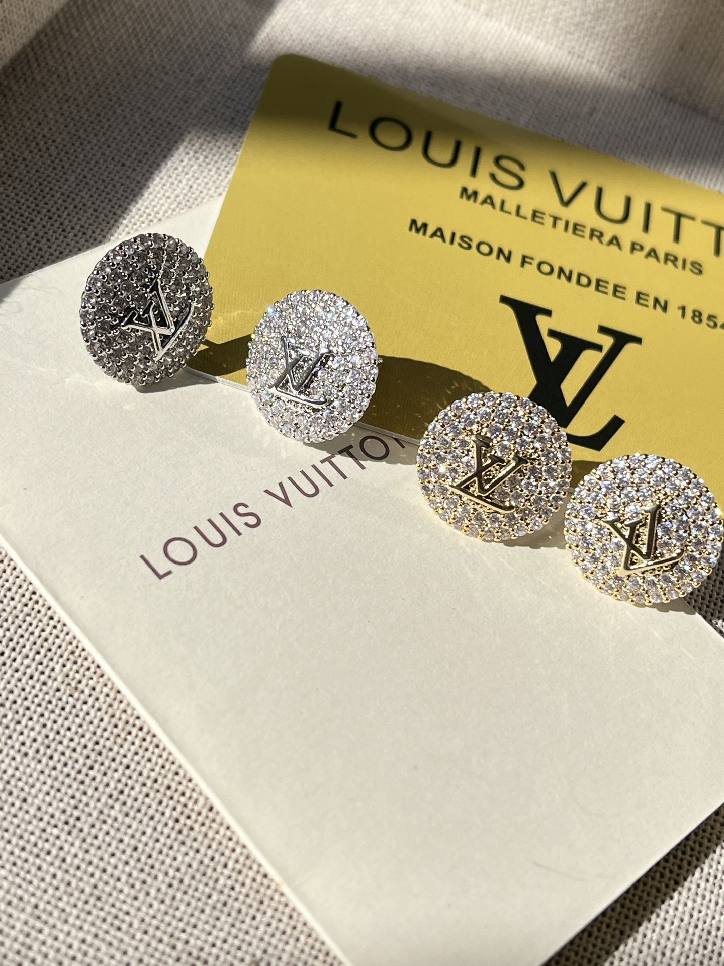 A1085 LV earrings