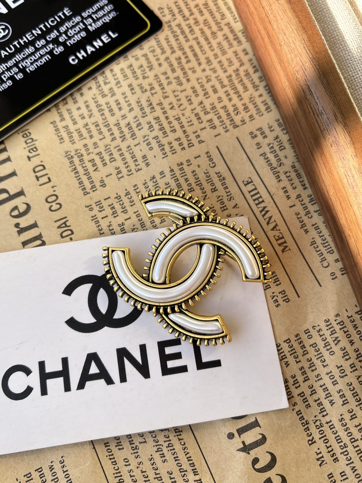 D178 Chanel CC brooch