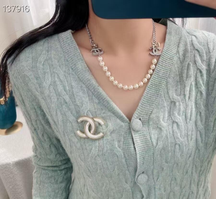 D178 Chanel CC brooch