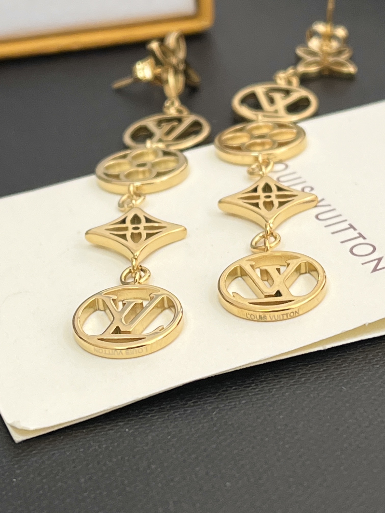 A1083 LV earrings