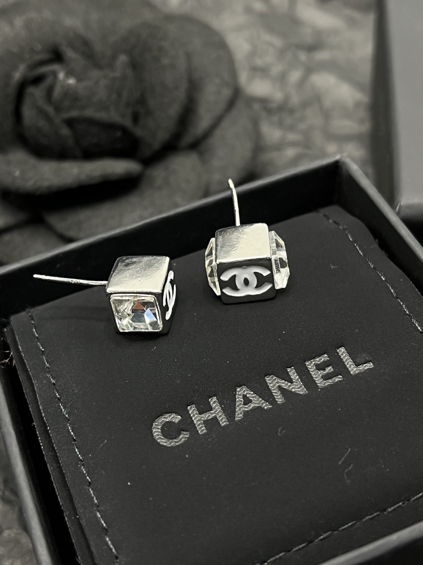 A1090 Chanel square earrings